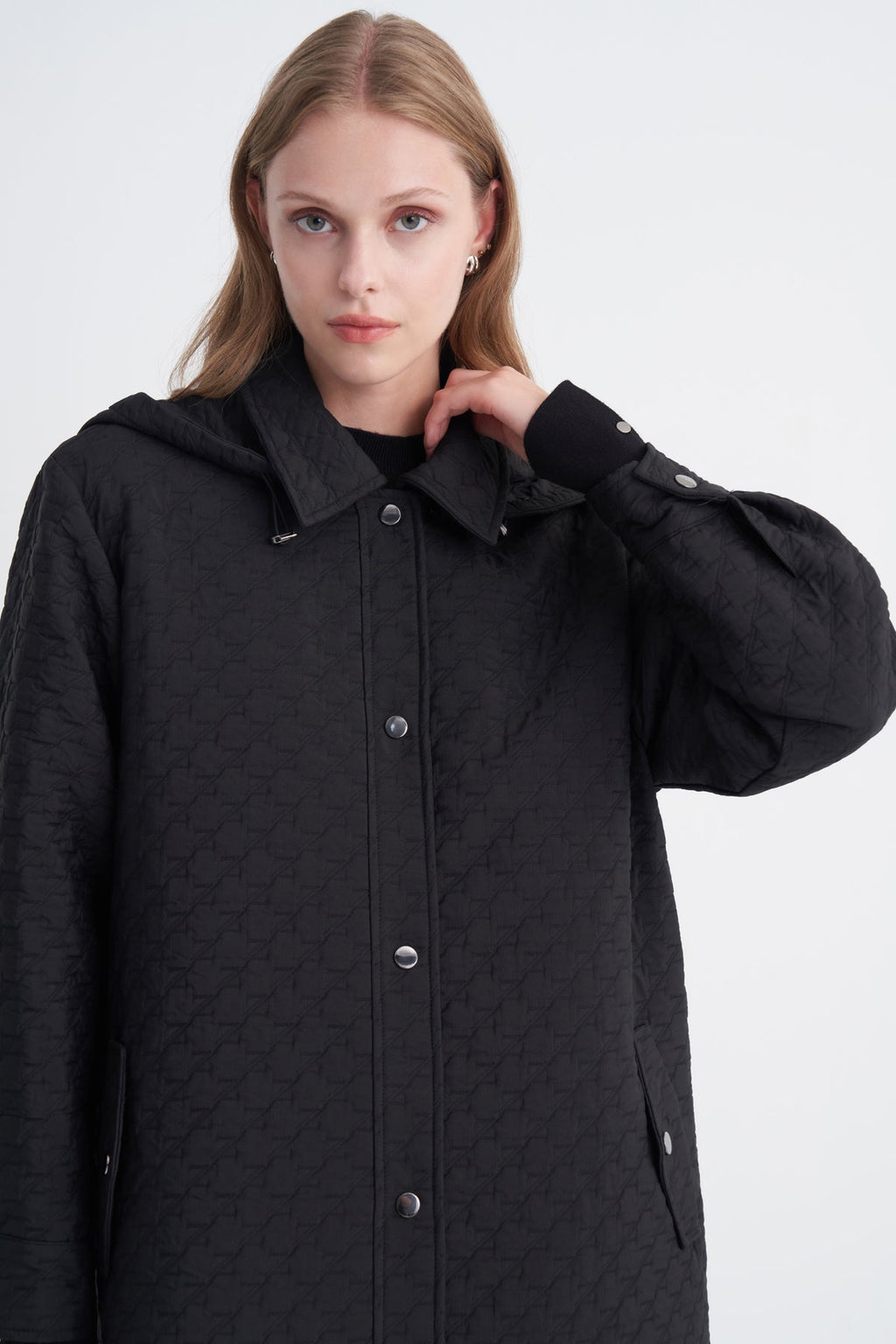 Kapüşonlu Cep Kapaklı Kısa Siyah Kaban 13876