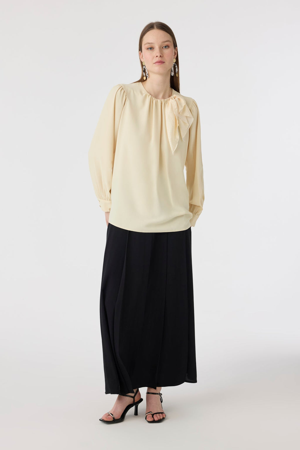 Puantiye Fularlı Pilise Detaylı Butter Bluz 0142