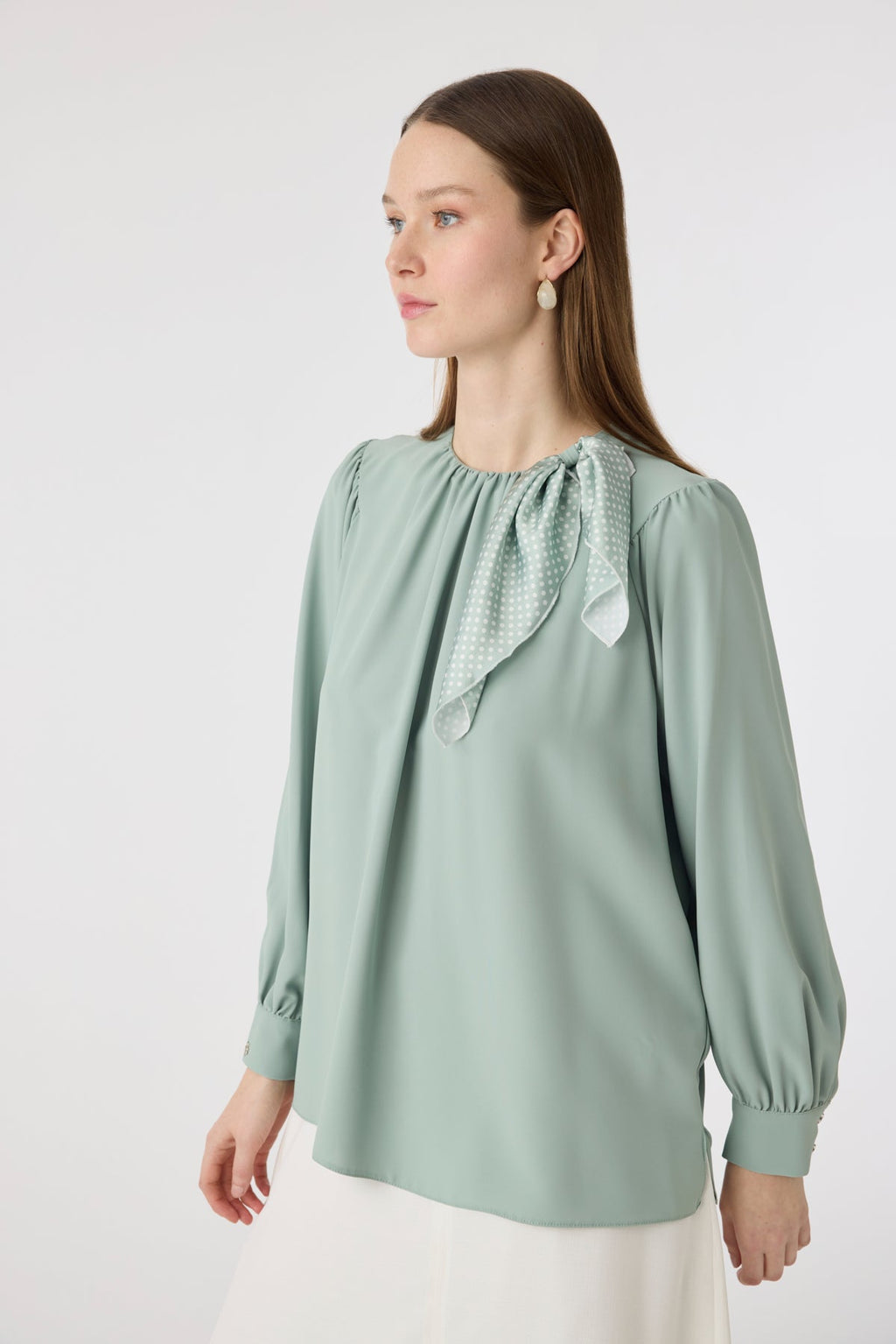 Puantiye Fularlı Pilise Detaylı Mint Bluz 0142