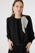 Puantiye Fularlı Pilise Detaylı Siyah Bluz 0142