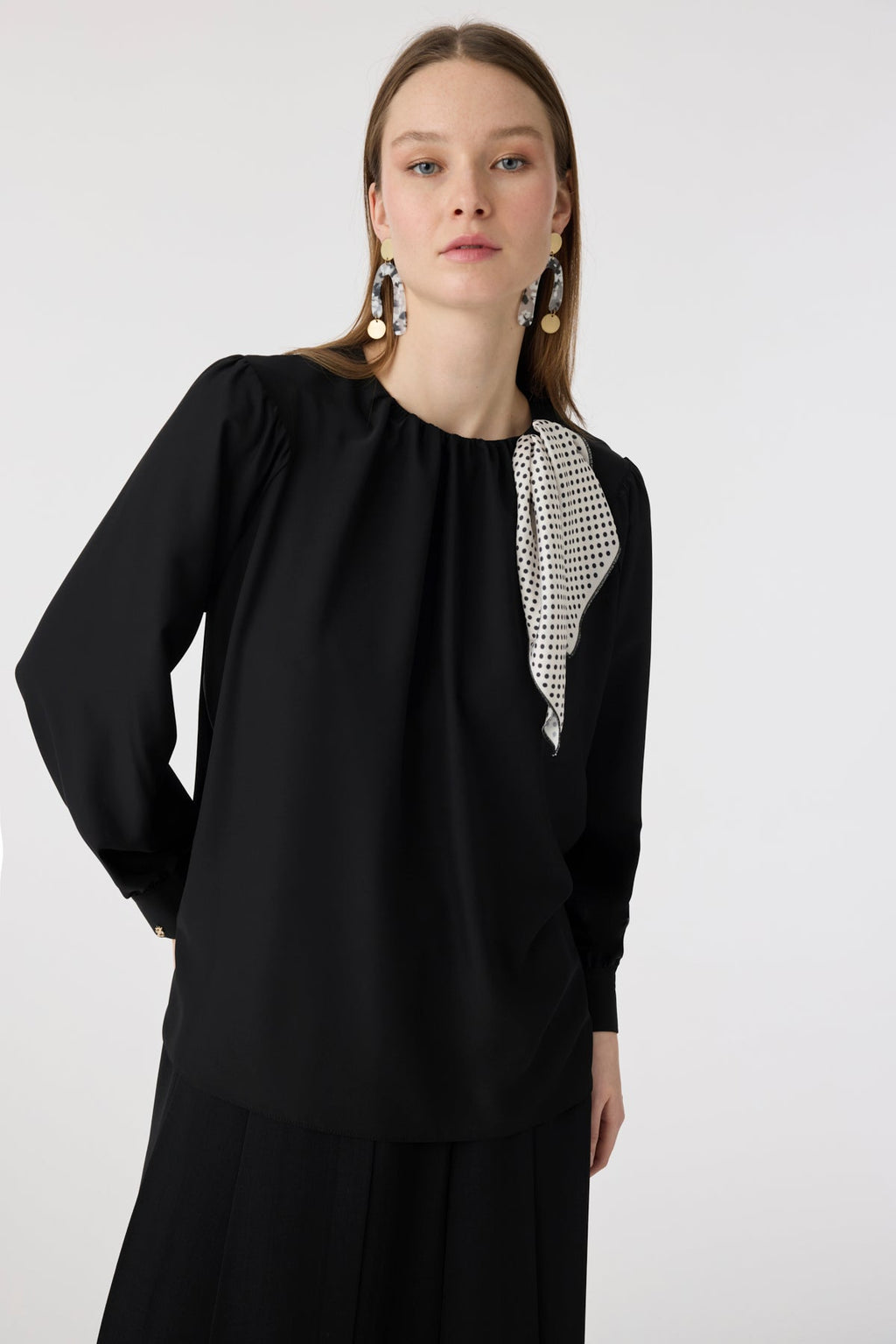 Puantiye Fularlı Pilise Detaylı Siyah Bluz 0142