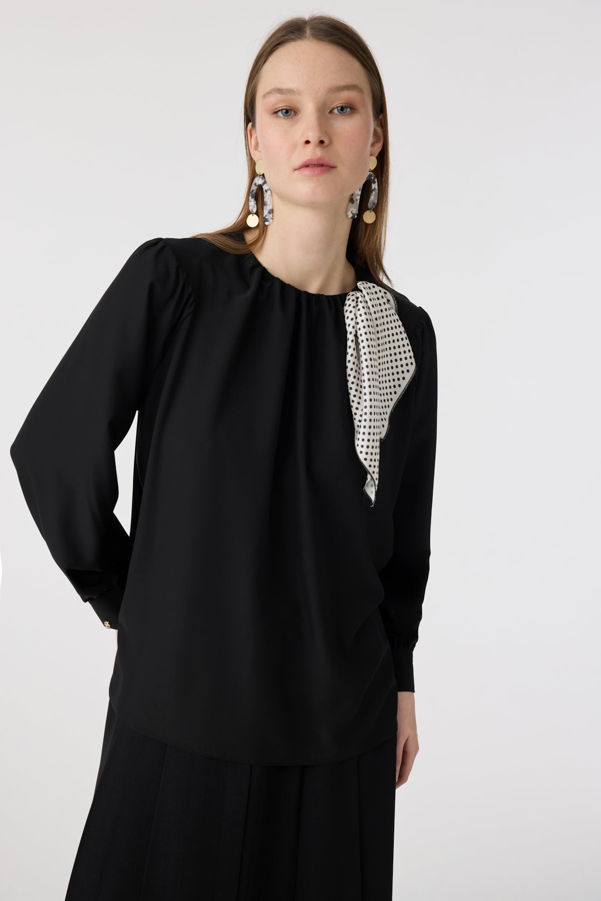 Puantiye Fularlı Pilise Detaylı Siyah Bluz 0142