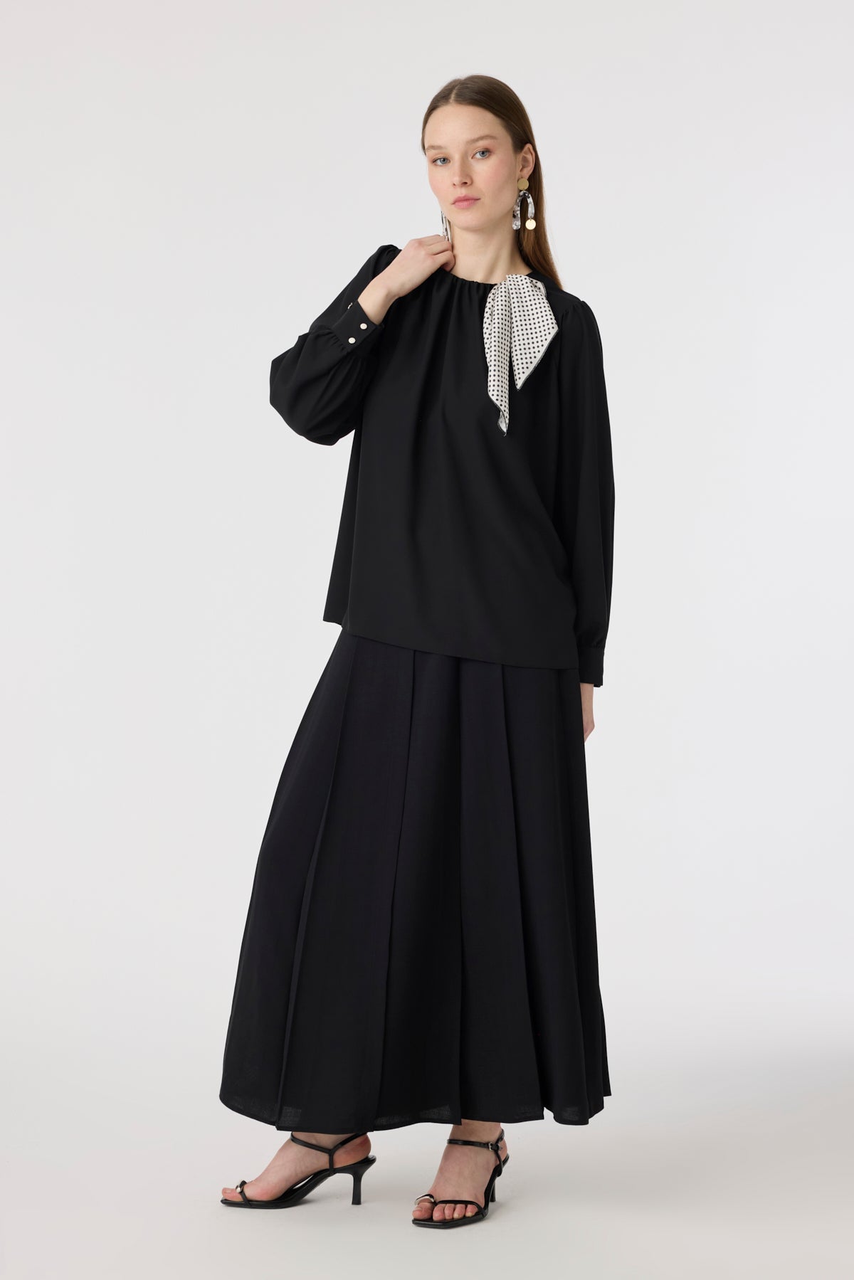Puantiye Fularlı Pilise Detaylı Siyah Bluz 0142