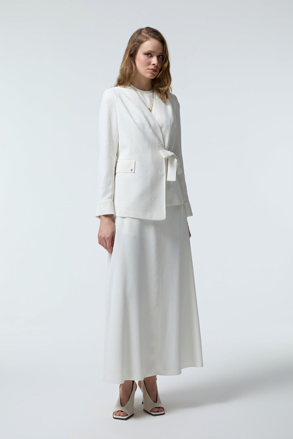 Kruvaze Yaka Kuşaklı Nakışlı Ekru Takım 1538